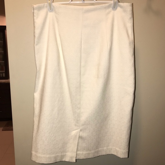 🎉HP 2/5🎉 White textured pencil skirt - Picture 5 of 7